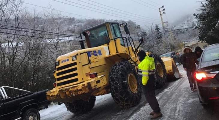 الدفاع المدني ينقذ مواطنين كانوا عالقين في الثلوج في عدد من المناطق