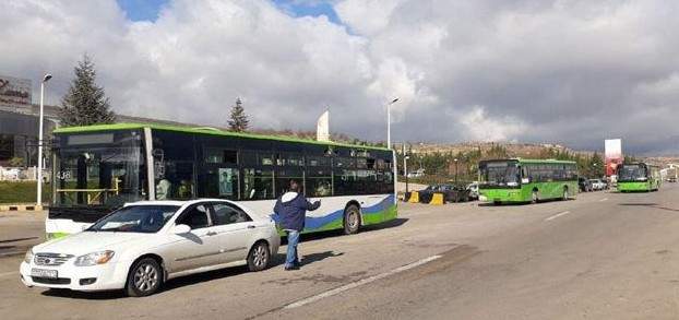 وصول 17 حافلة إلى معبر الدبوسية تقل مئات النازحين السوريين تمهيدا لنقلهم إلى قراهم