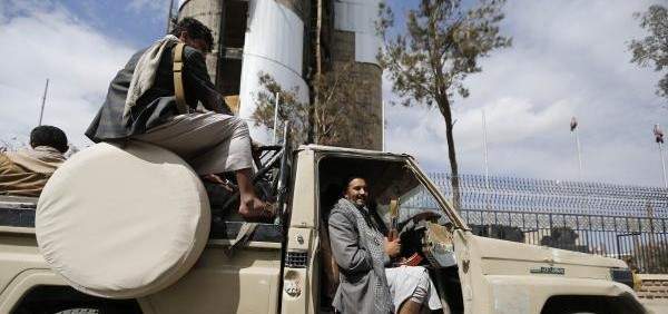 مقتل وإصابة جنود من الجيش اليمني في هجوم للحوثيين شرق صنعاء