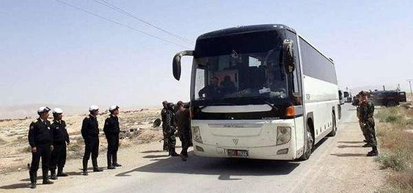 إستمرار خروج الحافلات التي تنقل المسلحين وعائلاتهم من قرى القلمون إلى الرحيبة