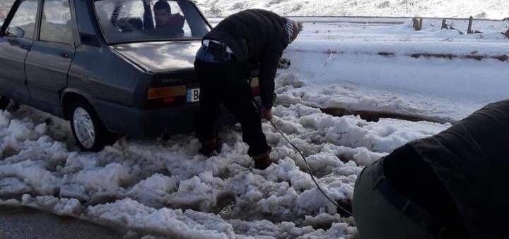 الدفاع المدني: سحب سيارات علقت بسبب الثلوج على طريق ضهر البيدر وتسهيل حركة المرور