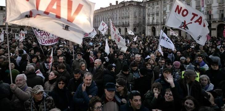 عشرات الآلاف تظاهروا في تورينو الإيطالية رفضا لمشروع قطار يربط مدينتهم بفرنسا