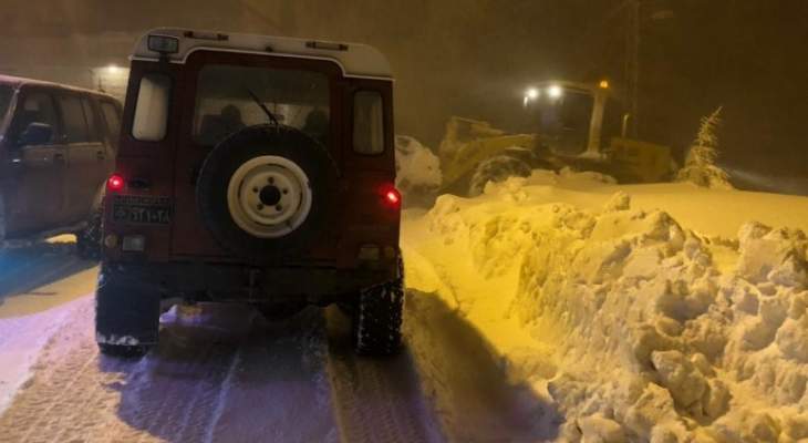 النشرة: فتح طريق ترشيش- زحلة وسحب ثلاث سيارات احتجزت اثر تراكم الثلوج