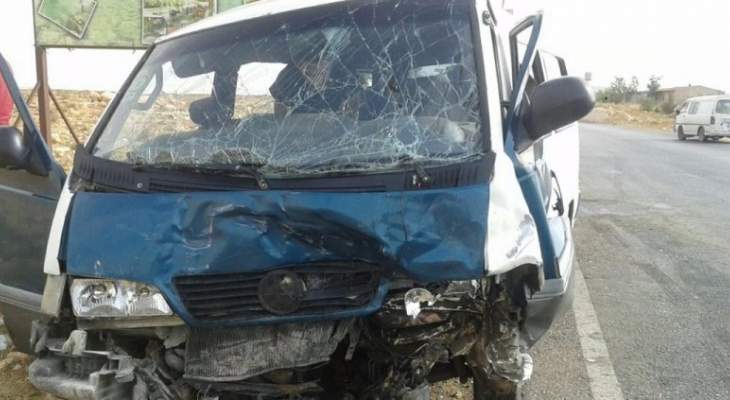 التحكم المروري: 16 جريحا نتيجة حادث سير بين باص وسيارة على طريق الهرمل