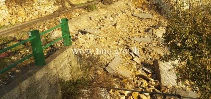 التحكم المروري: انهيار حائط على طريق عام جزين جباع داخل بلدة زحلتي