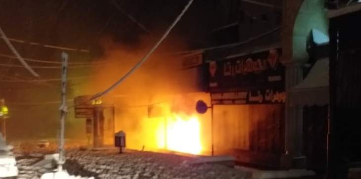 الدفاع المدني اخمد حريقا داخل محل في سوق بعلبك 