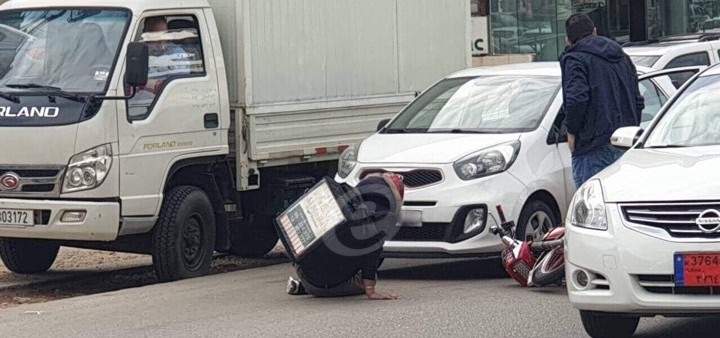 النشرة: حادث اصطدام بين سيارة ودراجة نارية على طريق عام كسروان- جعيتا
