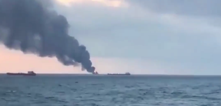 اندلاع حريق في سفينتين بمضيق كيرتش في روسيا ومقتل راكبين