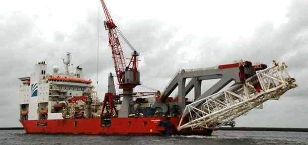 انقلاب سفينة كابلات في مضيق سنغافورة بعد اصطدامها بناقلة نفط