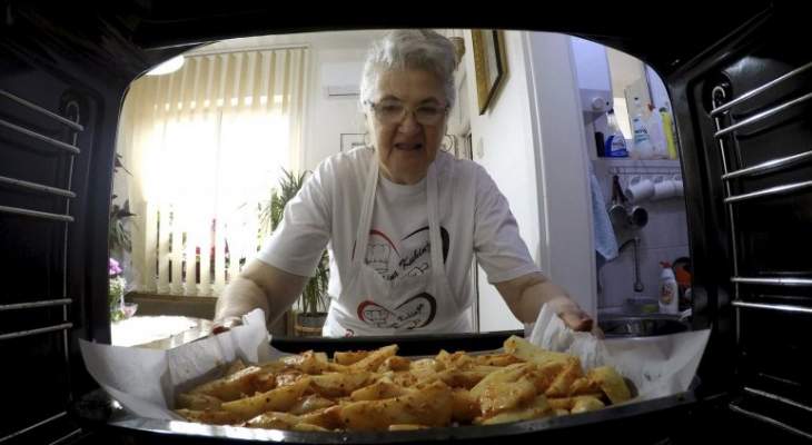 عجوز تجذب الملايين في صربيا من خلال الطهي عبر الإنترنت