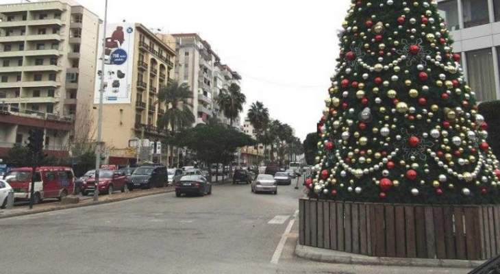 بلدية صيدا ترفع شجرة الميلاد في ساحة إيليا