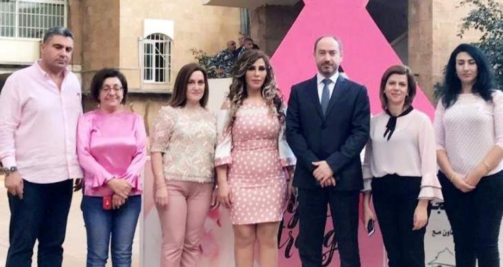رفع مجسم لشريط زهري تضامنا مع المصابات بسرطان الثدي في سراي صيدا الحكومي