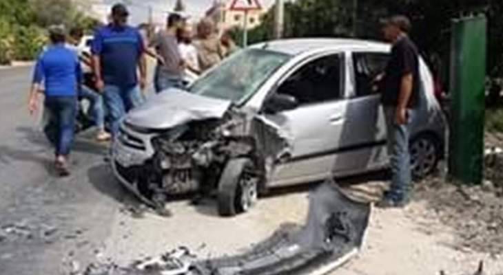 4 جرحى نتيجة تصادم بين سيارتين على طريق عام البازورية - صور