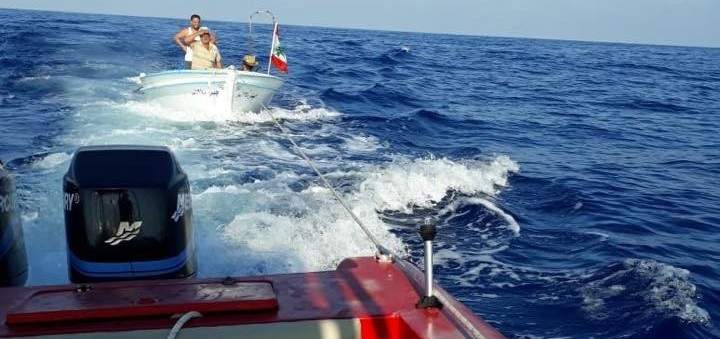 الدفاع المدني:سحب زورق للصيد على متنه 3 أشخاص إلى ميناء صور بعد تعطل محركه