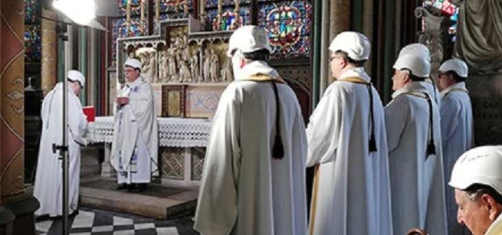 اقامة أول قداس في كاتدرائية نوتردام منذ الحريق الذي اندلع في نيسان