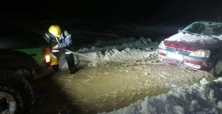 انقاذ 4 أشخاص احتجزتهم الثلوج داخل سيارة في مرجحين