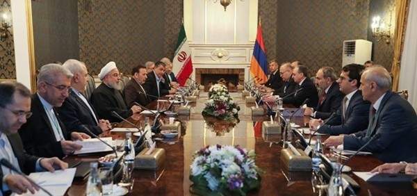 روحاني: إيران تطمح لتنمية العلاقات مع أرمينيا على الدوام