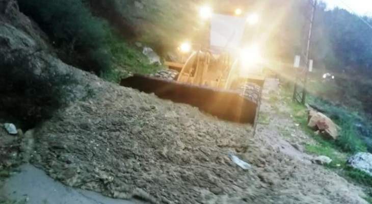 الدفاع المدني: جرف أتربة وصخور وتسهيل حركة المرور على طريق رشميا- عاليه