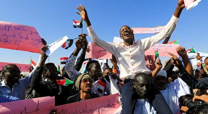 رويترز: قوات أمن سودانية بملابس مدنية تعتقل محتجين وسط الخرطوم