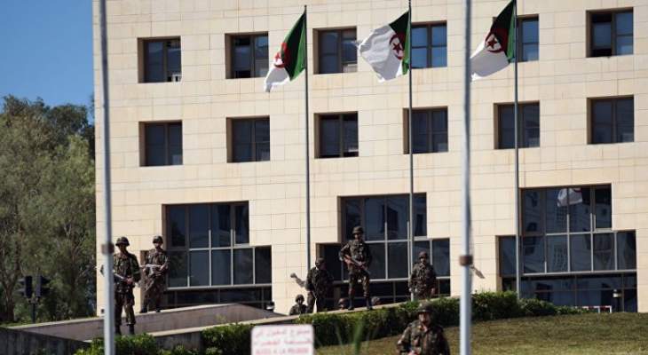 رويترز: الشرطة الجزائرية تغلق الطرق المؤدية إلى مقري الحكومة والبرلمان