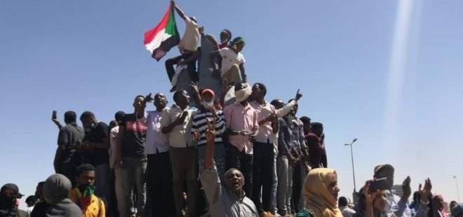 أ.ف.ب: متظاهرون يهاجمون مقرين لجهاز الأمن والمخابرات في شرق السودان