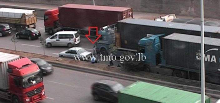 جريح نتيجة تصادم بين شاحنتين وسيارة على اوتوستراد الرئيس لحود باتجاه الكرنتينا