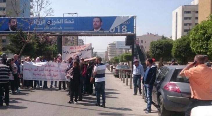 النشرة: الاساتذة المتعاقدون يقطعون الطريق امام سرايا طرابلس