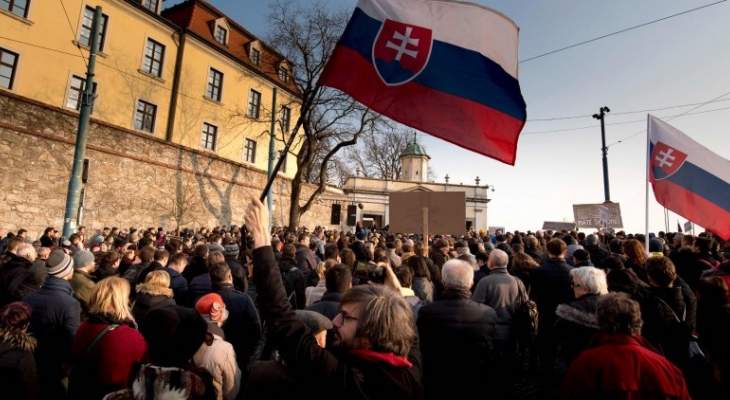 تظاهرات أمام مبنى البرلمان في سلوفاكيا ضد الحكومة الجديدة 