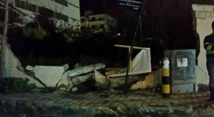 النشرة: اصطدام سيارة بحائط في عبرا شرق صيدا  
