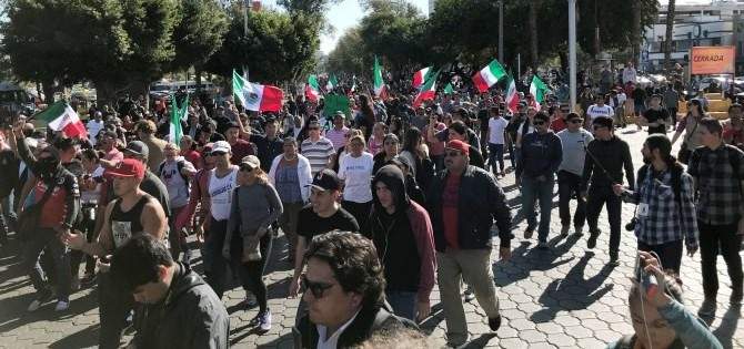مئات المهاجرين تظاهروا قرب الحدود المكسيكية- الأميركية أثناء تدريب للجيش الأميركي