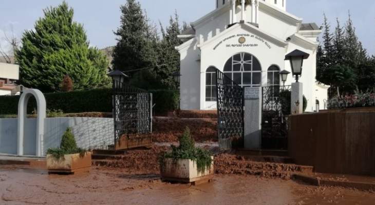 النشرة: تدفق مياه الامطار من السلسلة الشرقية الى داخل بلدة عنجر