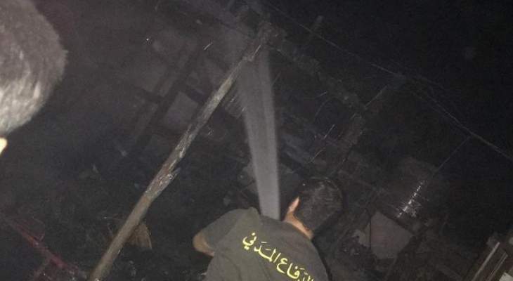 إخماد حريق داخل مخيم للنازحين السوريين في حوش العرب- بعلبك والأضرار مادية