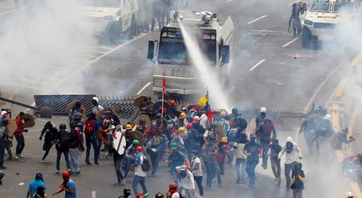 الشرطة الفنزويلية تشتبك مع معارضي مادورو في شوارع العاصمة كاراكاس