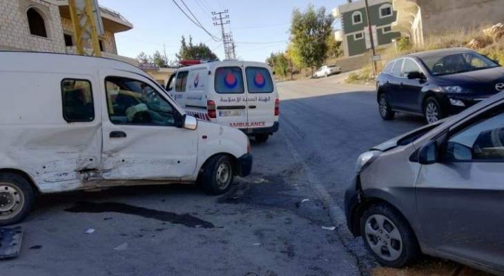 النشرة: سقوط جرحى بحادث سير على طريق عام العديسة مركبا 