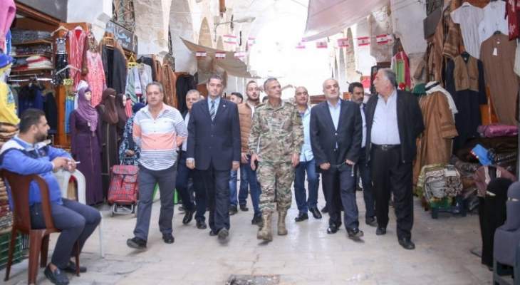 قائد منطقة الشمال العسكرية يتفقد الاسواق الداخلية في طرابلس