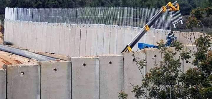النشرة: قوات إسرائيلية تقوم بتركيب سياج شائك على الجدار الإسمنتي مقابل العديسة