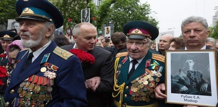توقيف امرأة مسنة في كييف لارتدائها القبعة السوفيتية