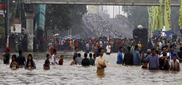 10 قتلى على الأقل وآلاف النازحين عقب فيضانات شديدة في إندونيسيا