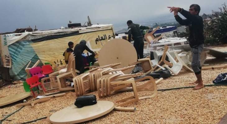 النشرة: الرياح القوية تقتلع خيم النازحين في مخيم الوزاني