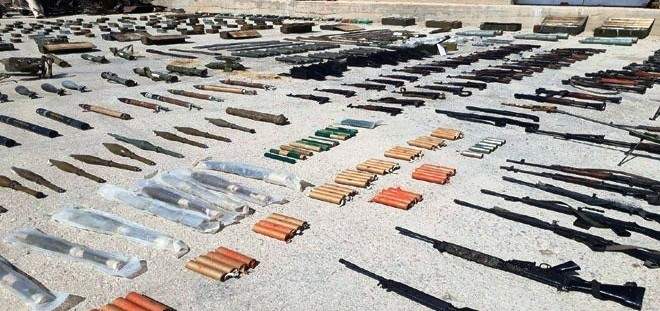 العثور على كميات من الأسلحة والذخيرة من مخلفات المسلحين بأرياف حماه والسويداء