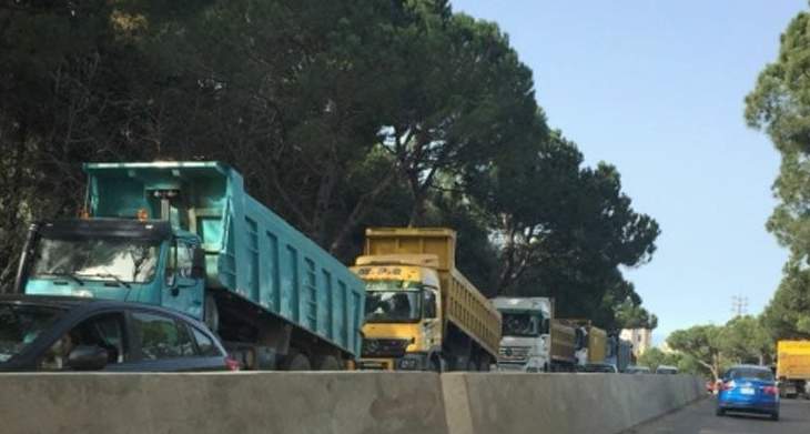 التحكم المروري: تجمع للشاحنات على مستديرة عشقوت