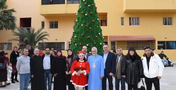 بلدية العباسية أضاءت شجرة الميلاد ووزعت الهدايا على الاطفال