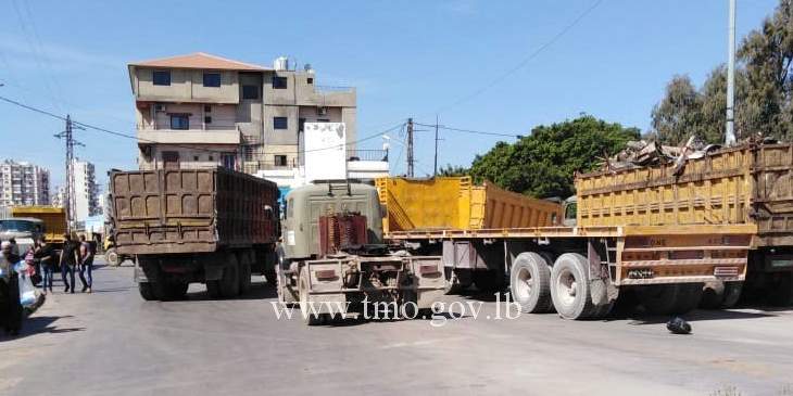 قطع الطريق من قبل بعض اصحاب الشاحنات محلة المرفأ- طرابلس