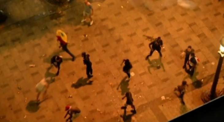  شرطة فرنسا تطلق الغاز المسيل للدموع لتفريق الحشود في الشانزليزيه