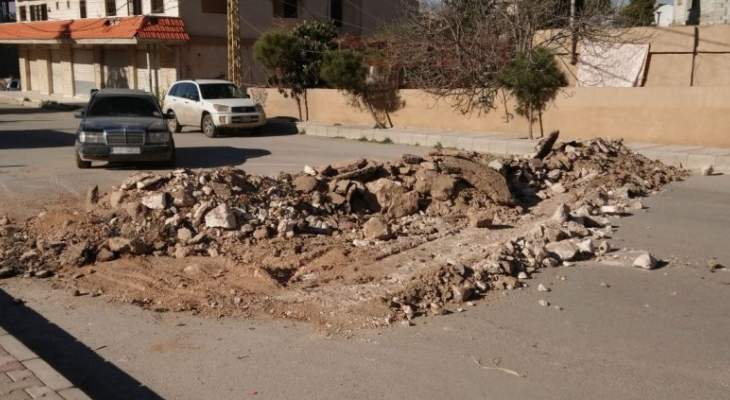 النشرة: أهالي حي الشراونة قطعوا الطريق بالقرب من حاجز الجيش احتجاجا على المداهمات
