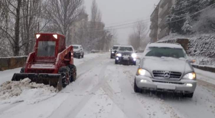 الدفاع المدني ينقذ مواطنين احتجزتهم الثلوج على طريق اهدن