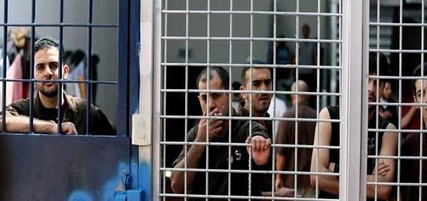 أسرى فلسطينيون يضرمون النار في زنازين سجن ريمون