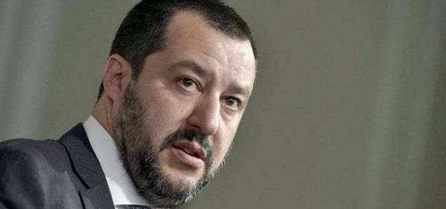وزير الداخلية الإيطالي: متمسك برفض استقبال قاصرين عالقين في المتوسط