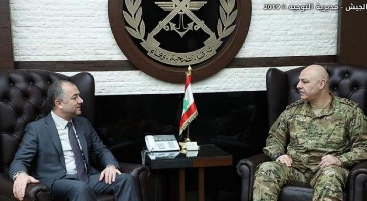 وزير الدفاع التقى قائد الجيش وتفقد غرفة عمليات القيادة 