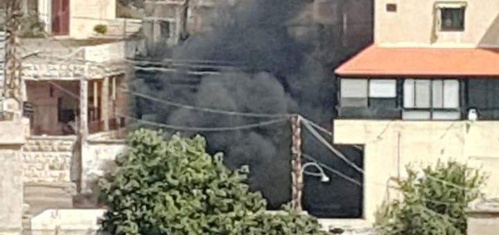 النشرة: أهالي قتيل في الدوير أشعلوا منزل القاتل في المنطقة